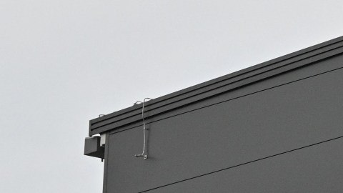 Imagen de un logotipo de la empresa Amazon, en un edificio de color negro.