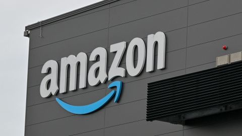 Imagen de un logotipo de la empresa Amazon, en un edificio de color negro.
