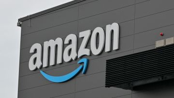 Imagen de un logotipo de la empresa Amazon, en un edificio de color negro.