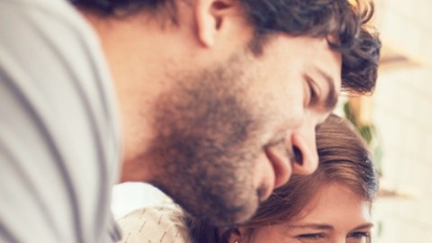 Conversar con un amigo al día podría mejorar tu bienestar, según una investigación