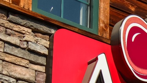 Imagen de un letrero con el logotipo de la marca de restaurantes Applebee’s, en color rojo.