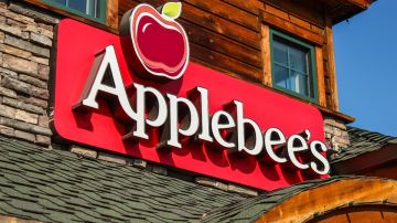Imagen de un letrero con el logotipo de la marca de restaurantes Applebee’s, en color rojo.