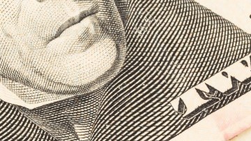Imagen de billetes y cuatro tarjetas de naipes.