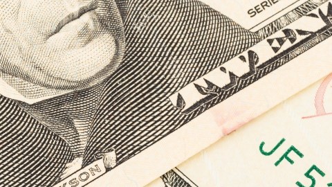 Imagen de billetes y cuatro tarjetas de naipes.