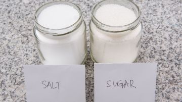 Azúcar o sal: cuál es más dañina para nuestra salud