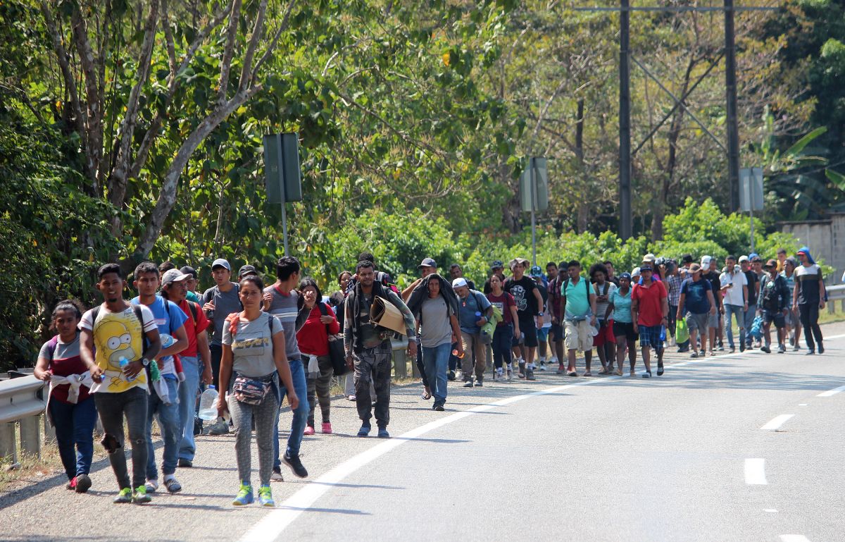 Migrantes en caravana caminan rumbo al norte desde la ciudad de Tapachula, en Chiapas.