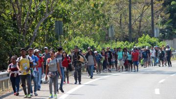Migrantes en caravana caminan rumbo al norte desde la ciudad de Tapachula, en Chiapas.