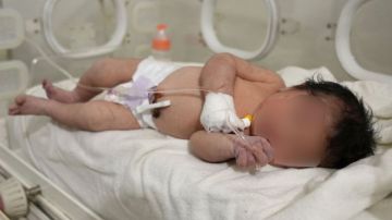 La bebé se encontraba estable en un hospital después de llegar con hematomas, laceraciones e hipotermia.