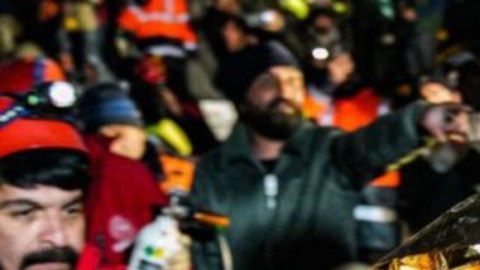 El bebé y su madre sobrevivieron unas 90 horas atrapados hasta que fueron rescatados.