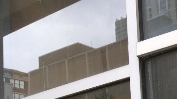 Imagen de un letrero de color amarillo con letras rojas en el que se lee sobre el cierre de una tienda de la marca Bed Bath & Beyond.