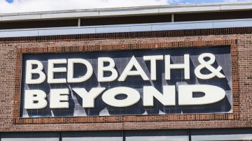 Imagen de un letrero con el logotipo de la empresa Bed Bath & Beyond.