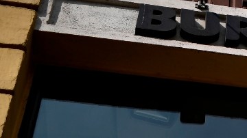 Imagen de un logotipo de la marca Nurger King sobre unas letras en color blanco.