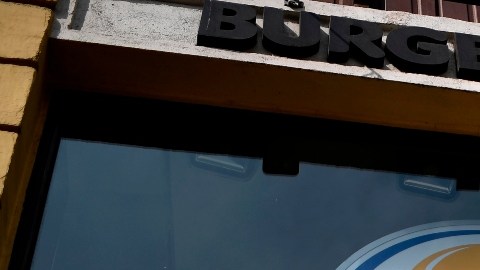 Imagen de un logotipo de la marca Nurger King sobre unas letras en color blanco.