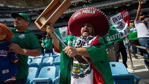 Los fanáticos acompañan a los Cañeros de Los Mochis.