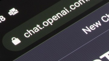 Imagen de una pantalla en la que se ven varios menús con opciones de la aplicación ChatGPT.