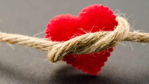Los amarres de amor sirven para fortalecer la atracción entre dos personas.