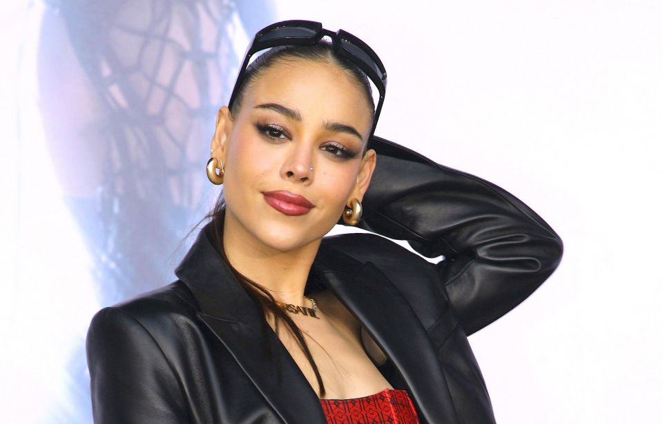 Danna Paola enciende las redes al publicar fotos en las que modela ropa
