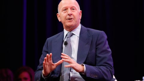 Imagen del CEO de Goldman Sachs, David Solomon, sentado con un traje azul oscuro.