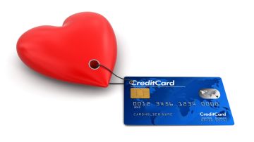 Imagen de un corazón de color rojo atado a una tarjeta de crédito.