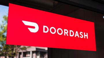 Imagen de un letrero en color rojo de a marca DoorDash.