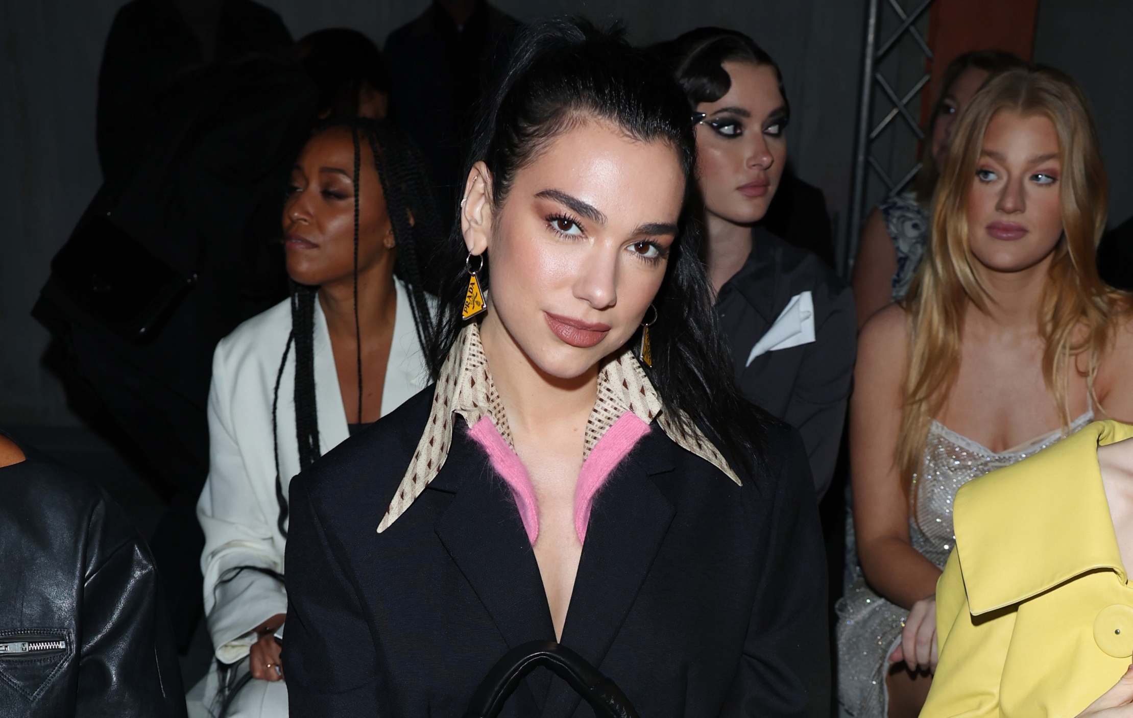 Dua Lipa Surprises By Attending A Fashion Show Without Pants - Trending ...