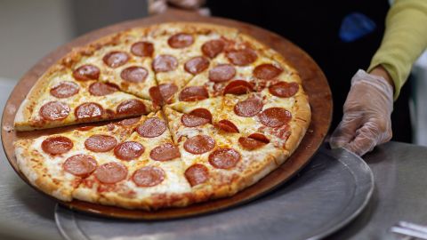 Ryan Mercer, de 34 años, dice que comió pizza en el desayuno, el almuerzo y la cena y logró perder aproximadamente 3.5 kilogramos
