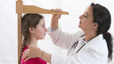 Personas de baja estatura viven más que la mayoría, según expertos