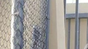 Padres latinos quieren que regrese la policía escolar. (archivo/Impremedia)