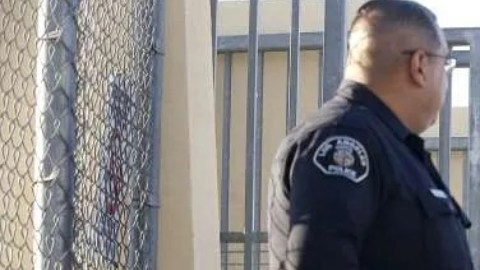 Padres latinos quieren que regrese la policía escolar. (archivo/Impremedia)