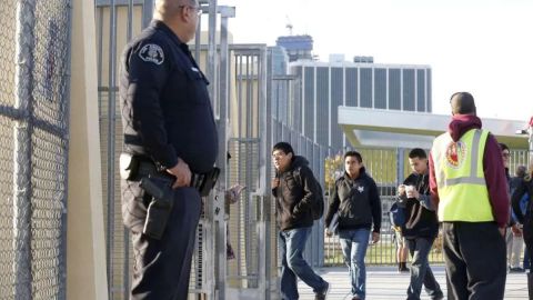 Padres latinos quieren que regrese la policía escolar. (archivo/Impremedia)