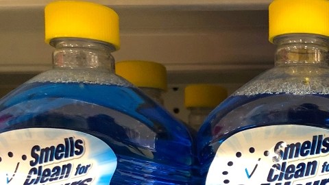 Imagen de tres botellas del limpiador multiusos Fabuloso de color azul y morado.