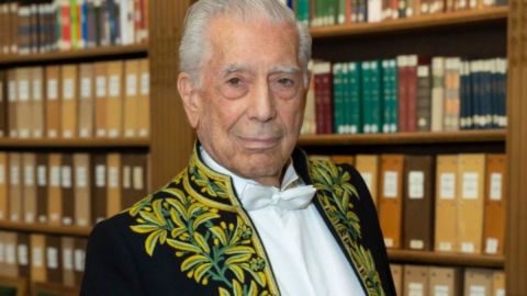 El autor peruano ganador del Nobel Mario Vargas Llosa se unió a la legendaria Académie Francaise.