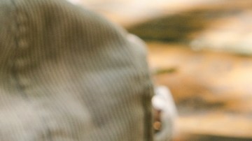 Imagen de una persona que sostiene un celular con las manos, en cuya pantalla se ven letras de GrubHub.