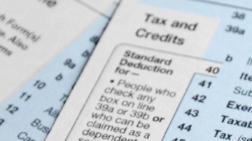 Imagen de varios formularios de impuestos.
