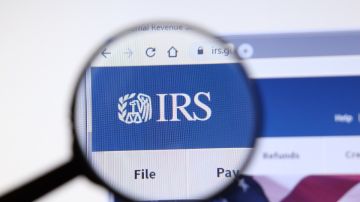 Imagen de una lupa que hace foco en el logotipo del IRS.