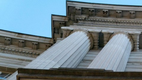 Imagen de un edificio del IRS, en el que se ve una placa y varias columnas.