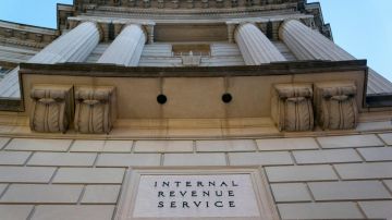 Imagen de un edificio del IRS, en el que se ve una placa y varias columnas.