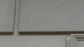 Imagen de una placa del IRS en un muro de color beige.