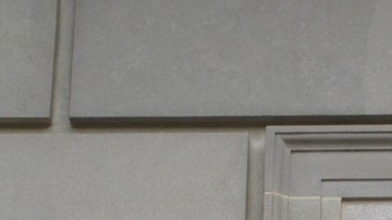 Imagen de una placa del IRS en un muro de color beige.