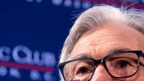 Imagen del presidente de la Fed, Jerome Powell, mientras levanta la mano y apunta con un dedo.