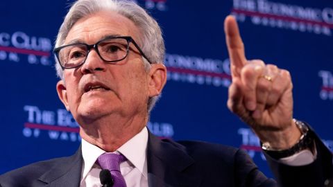 Imagen del presidente de la Fed, Jerome Powell, mientras levanta la mano y apunta con un dedo.