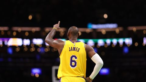 Imagen del jugar de Los Ángeles Lakers, LeBron James, con un uniforme de color amarillo.