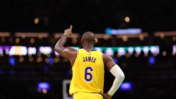 Imagen del jugar de Los Ángeles Lakers, LeBron James, con un uniforme de color amarillo.