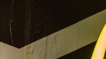 Imagen de una "M" en color amarillo de la marca McDonalds y de una persona que sostiene con las manos un celular.