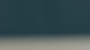 Imagen de una casa en miniatura de madera, sobre un calendario en el que está marcado el 15 con un círculo rojo y está junto a un reloj de arena y a una pluma.