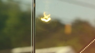 Imagen de un letrero en color azul y blanco que dice "abierto".