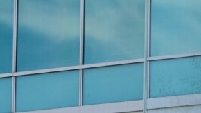 Imagen de un logotipo de la empresa PayPal frente a un edificio.