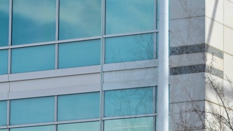 Imagen de un logotipo de la empresa PayPal frente a un edificio.