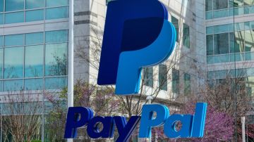 Imagen de un logotipo de la empresa PayPal frente a un edificio.