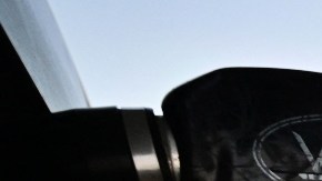 Imagen de una bomba de gasolina en la que un vehículo está cargando combustible.